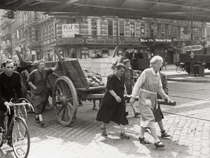 Lot 4146, Auction  123, Hensky, Herbert, Trümmerfrauen in Schönhauser Allee, Berlin