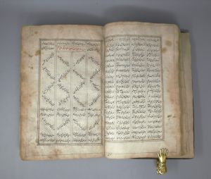 Los 1094 - Nizami, Ganjavi - Khamsa Panj Ganj Farsi-Handschrift im Nastaliq-Duktus mit schwarzer und roter Tinte auf leicht gelatiniertes Büttenpapier - 7 - thumb