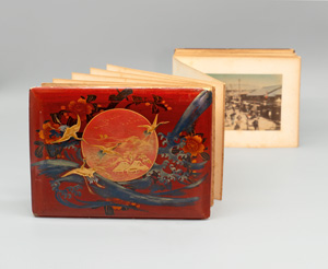 Lot 50, Auction  126, Illustriertes Lackalbum, mit 43 fest montierten, kolorierten Vintage-Photographien