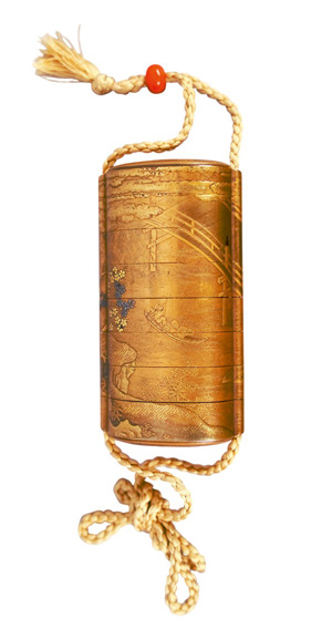 Los 634 - Inrô mit Flussszene - 8-teiliges Aufbewahrungs-Behältnis. Japanisches Holzgefäß mit Kinji-Goldlackgrund und Hiramakie in Gold, darstellend eine Brücke am Fluss mit einem Ruderer - 1 - thumb