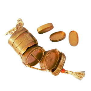 Los 634 - Inrô mit Flussszene - 8-teiliges Aufbewahrungs-Behältnis. Japanisches Holzgefäß mit Kinji-Goldlackgrund und Hiramakie in Gold, darstellend eine Brücke am Fluss mit einem Ruderer - 2 - thumb