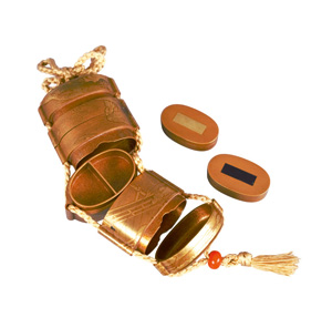 Los 634 - Inrô mit Flussszene - 8-teiliges Aufbewahrungs-Behältnis. Japanisches Holzgefäß mit Kinji-Goldlackgrund und Hiramakie in Gold, darstellend eine Brücke am Fluss mit einem Ruderer - 3 - thumb