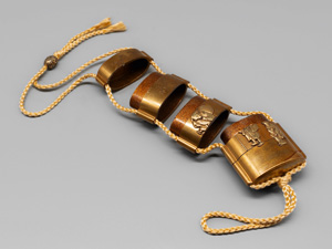 Los 635 - Inrô mit Goldrelief eines Greises mit Spatz - 5-teiliges Aufbewahrungs-Behältnis, signiert "Koryusai" (Umehara-Schule). Kinji-Goldlack mit Reliefdarstellung eines Märchenmotivs und Ojime-Perle - 2 - thumb