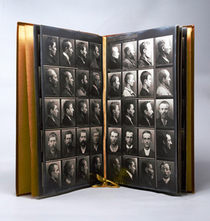 Los 3422 - Bertillon, Alphonse - Cours théorique de signalement descriptif. Exercices pratiques de reconnaissances d’identité. 21 Fotografien. 1900 - 0 - thumb